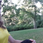 Pilates Coach Nina im Park beim Outdoor Training
